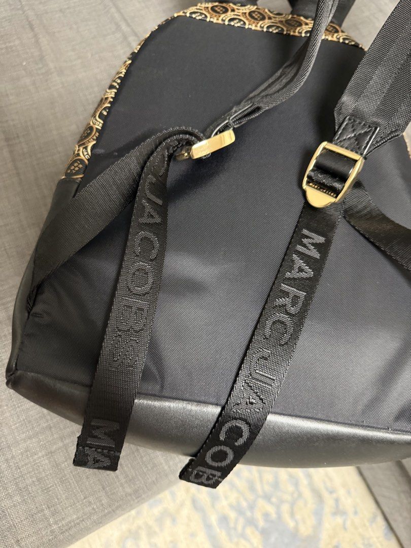 Marc Jacobs Monogram Pattern Backpack （分類：手袋及銀包）位於 Hong Kong。 由 thriphthingsz 提交（商品編號 1468078475，圖片 2）。簡介： Marc Jacobs monogram print backpack in black and beige. All-over circle logo pattern with EST 1984 text. Front zippered pocket, dual adjustable webbing straps featuring printed Marc Jacobs branding in white text. Gold-tone hardware throughout. Black canvas back panel and base. Top handle attached. Clean condition inside and out.。