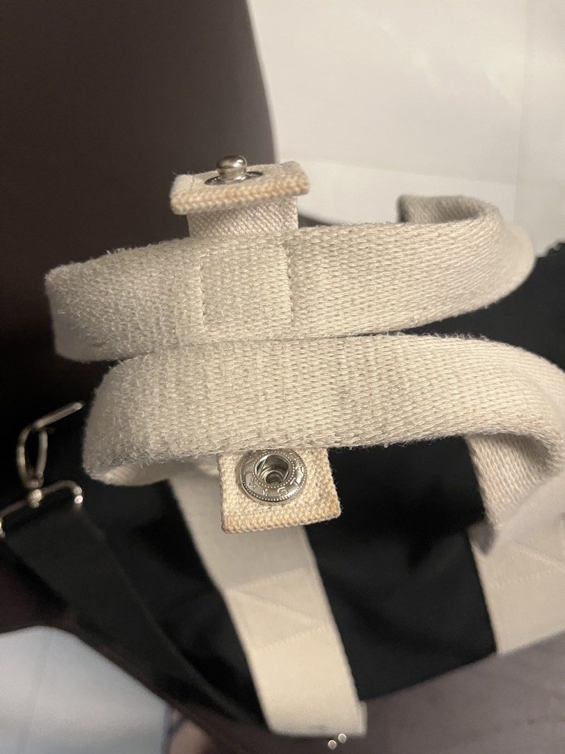 Marhen.J Roy bag canvass original (Category: Shoulder Bags) located in Manila. Submitted by heavensent08 (Listing ID 1468181098, Image 3). Description: selling a preloved spacious bag . .