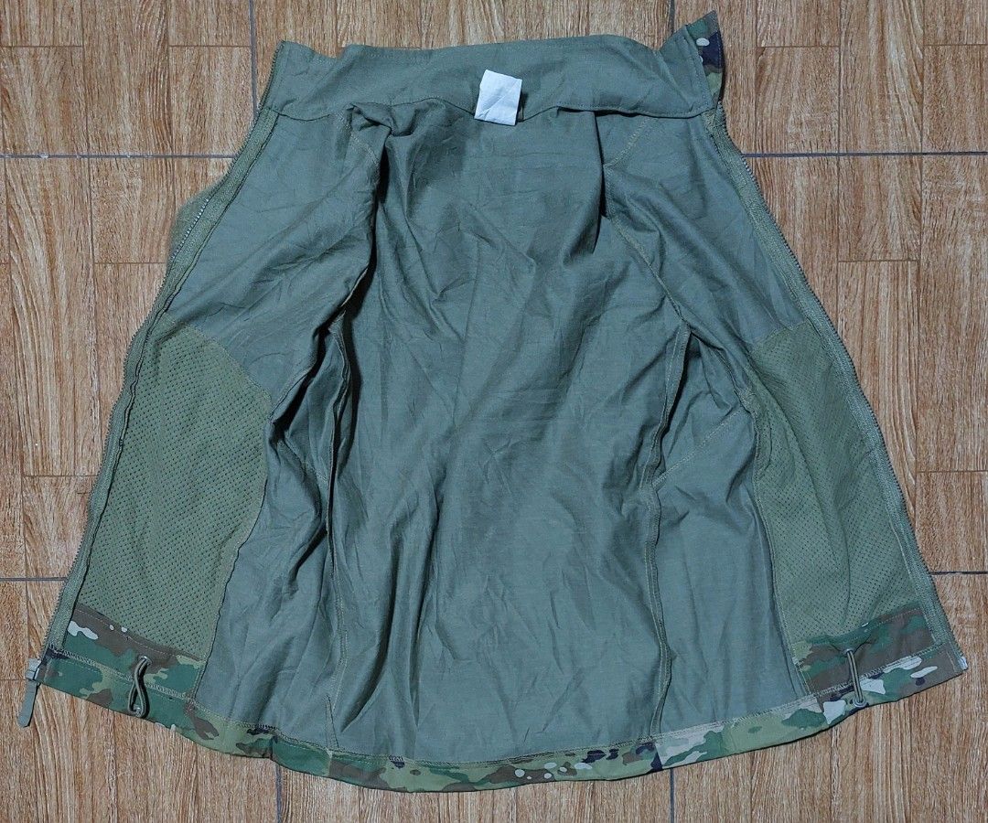 Massif ALTITUDE Multicam FR Softshell Jacket (Category: Coats, Jackets and Outerwear) located in Baguio. Submitted by wagwagan_001 (Listing ID 1468278916, Image 2). Description: excellent condition Small 21 x 28 *miniscule wear-and-tear, barely noticeable.