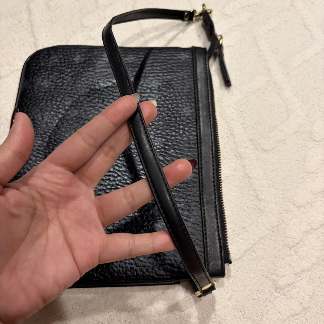 MCM Visetos Liz Shopper Tote Pouch (Category: Shoulder Bags) located in Angeles City. Submitted by astravintage (Listing ID 1468217955, Image 2). Description: Cute pouch bag, only flaw is the zipper nag hihiwalay halfway through, kayo nalang po pagawa. May white tag qr sa loob. auth not guarant..