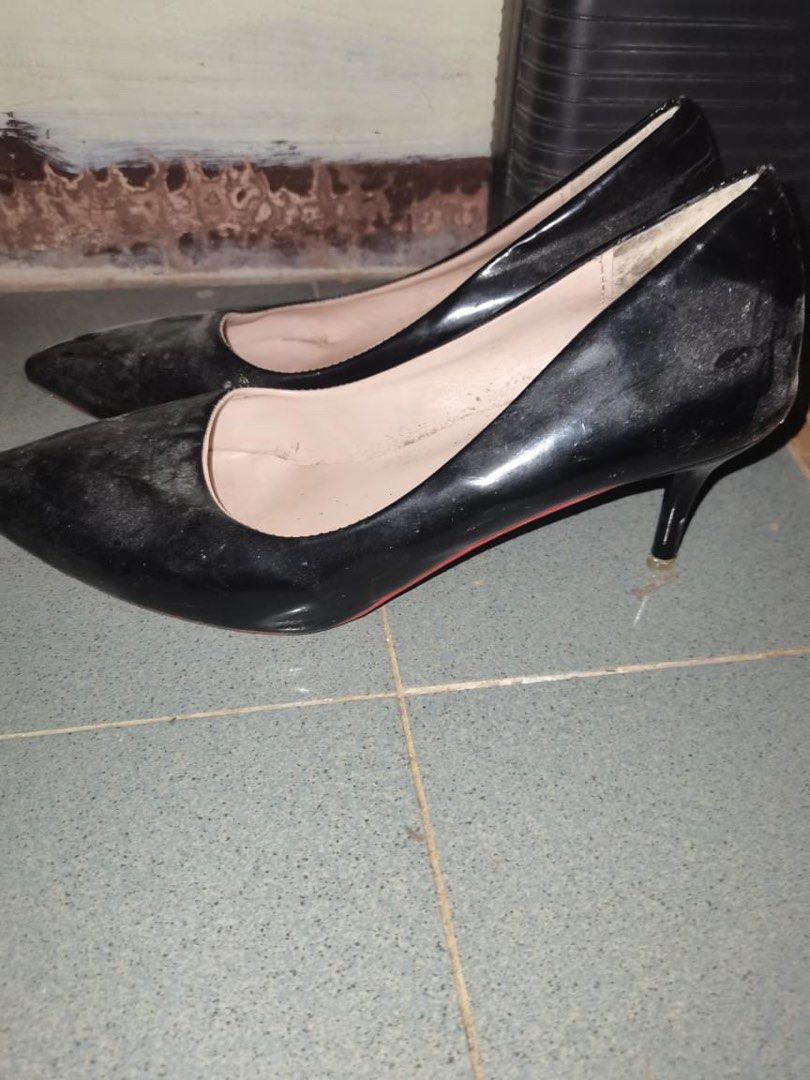 Melly Ocean Black Pointed Toe Heels (Category: Heels) located in Manila. Submitted by geminibibo (Listing ID 1468216259, Image 2). Description: - Brand: Melie Ocean - Style: Black pointed toe kitten heels - Material: Patent outer finish with cream inner lining - Features: Eye-catching red sole detail, easy-to-walk-in kitten heel height - Condition: Normal signs of wear on the upper and inner lining.