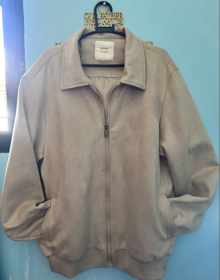 Oxygen Men’s suede jacket (Category: Coats, Jackets and Outerwear) located in Cavite. Submitted by chicfinds.slay (Listing ID 1468094542, Image 1). Description: ✨Unisex suede jacket /zip up/working zip ✨almost new condition ✨w/side pocket and. Inside pocket ✨no flaws ✨used once /perfect for. Baguio getaway /cold sweater weather ✨best fit for men size medium to large ✨false size for S /free size actual size ✨beige/khaki in color ✨best fit for wome