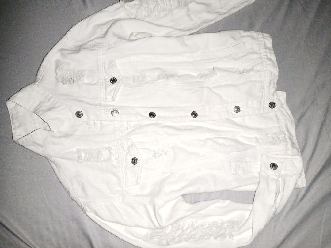 Men's White Distressed Denim Jacket (Category: Coats, Jackets and Outerwear) located in San Isidro. Submitted by remtgs (Listing ID 1468225948, Image 2). Description: .