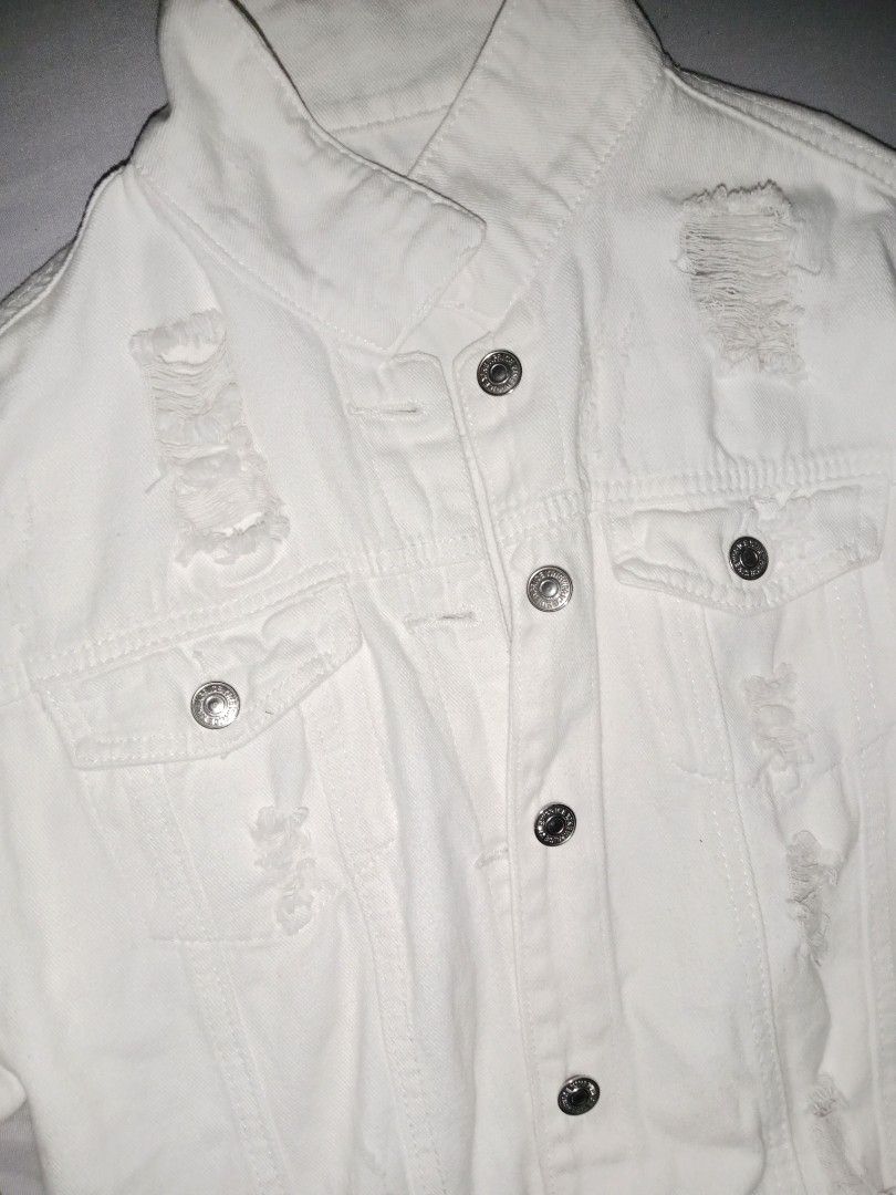 Men's White Distressed Denim Jacket (Category: Coats, Jackets and Outerwear) located in San Isidro. Submitted by remtgs (Listing ID 1468225948, Image 3). Description: .
