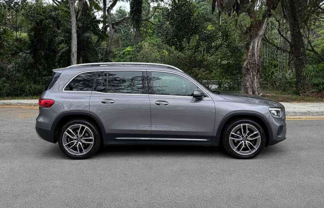 Mercedes-Benz GLB-Class GLB200 Progressive 7-Seater (A) (Category: Used Cars) located in Singapore. Submitted by carousell_certified_partners (Listing ID 1468115885, Image 2). Description: 1 owner fully agent maintained unit! Comes with additional 3 years engine and gearbox warranty! Most well known Mercedes Benz 7 seater luxurious SUV. Premium, spacious and yet practical. Extremely well maintained. Immaculate condition from interior to exterior.