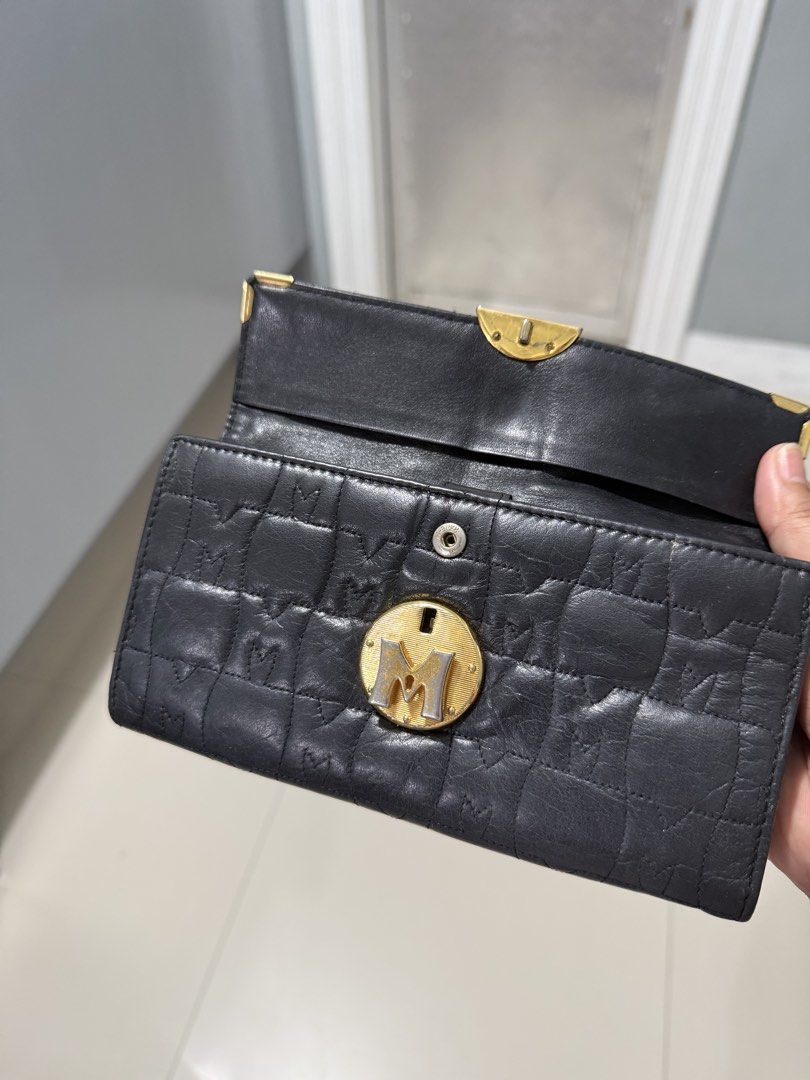 Metrocity Leather Wallet (Category: Wallets & Card holders) located in Surigao. Submitted by surplusbox (Listing ID 1468073669, Image 2). Description: I think di sya nagamit or parang lightly use ba, not sure.. pero due to storage yata kaya nagka slight fade yung gold hardwares.. pero normal napo kasi yan sa metrocity brands kahit bags kadalasan yung mga hardwares tlaga niya ang magka sign of wear or due to storage lang.. overall angganda ni wall