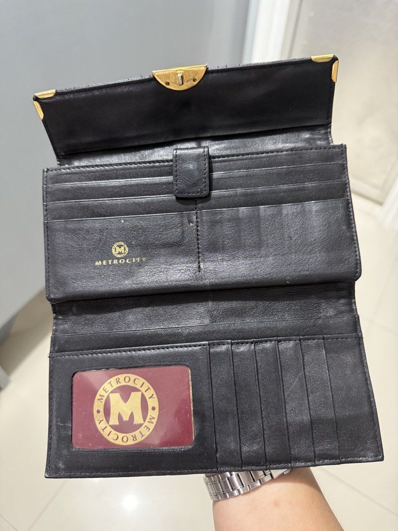 Metrocity Leather Wallet (Category: Wallets & Card holders) located in Surigao. Submitted by surplusbox (Listing ID 1468073669, Image 3). Description: I think di sya nagamit or parang lightly use ba, not sure.. pero due to storage yata kaya nagka slight fade yung gold hardwares.. pero normal napo kasi yan sa metrocity brands kahit bags kadalasan yung mga hardwares tlaga niya ang magka sign of wear or due to storage lang.. overall angganda ni wall