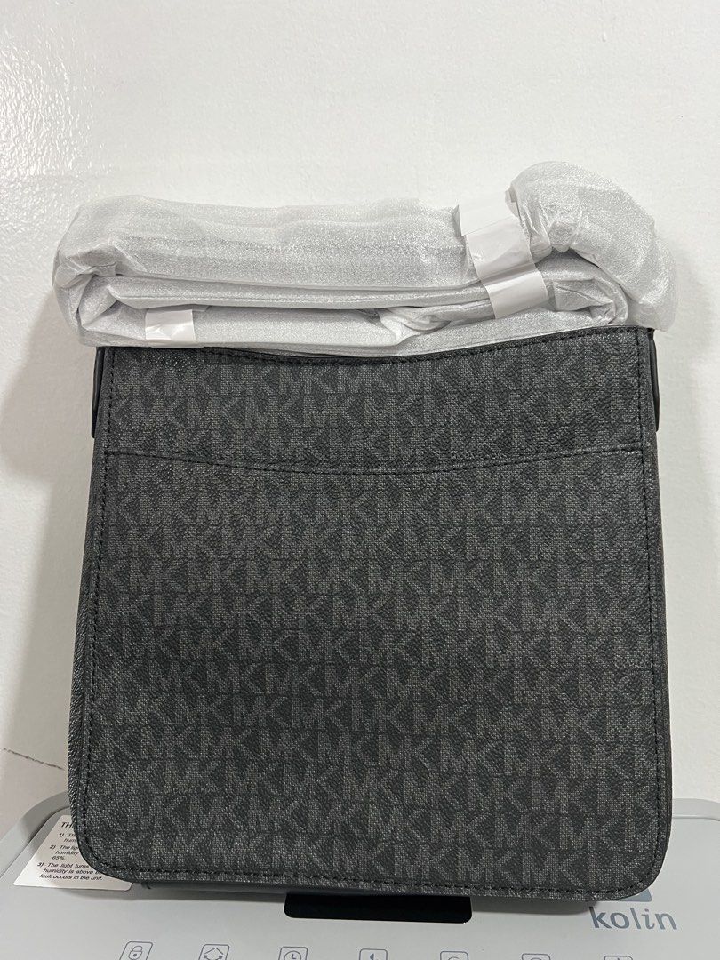 MICHAEL JETSET SMALL MESSENGER (Category: Cross-body Bags) located in Baguio. Submitted by kyrawang22 (Listing ID 1468193466, Image 2). Description: .