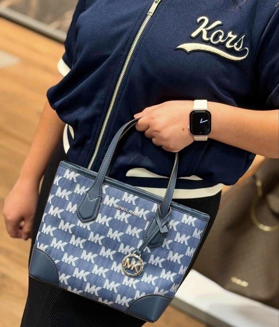 MICHAEL KORS (Category: Cross-body Bags) located in General Trias. Submitted by trendz_fazhion (Listing ID 1468282128, Image 1). Description: new original usa bought semi-med size spacious inside for SERIOUS AND SURE BUYER ONLY mine now pay now ship bukas via j & t no COD.