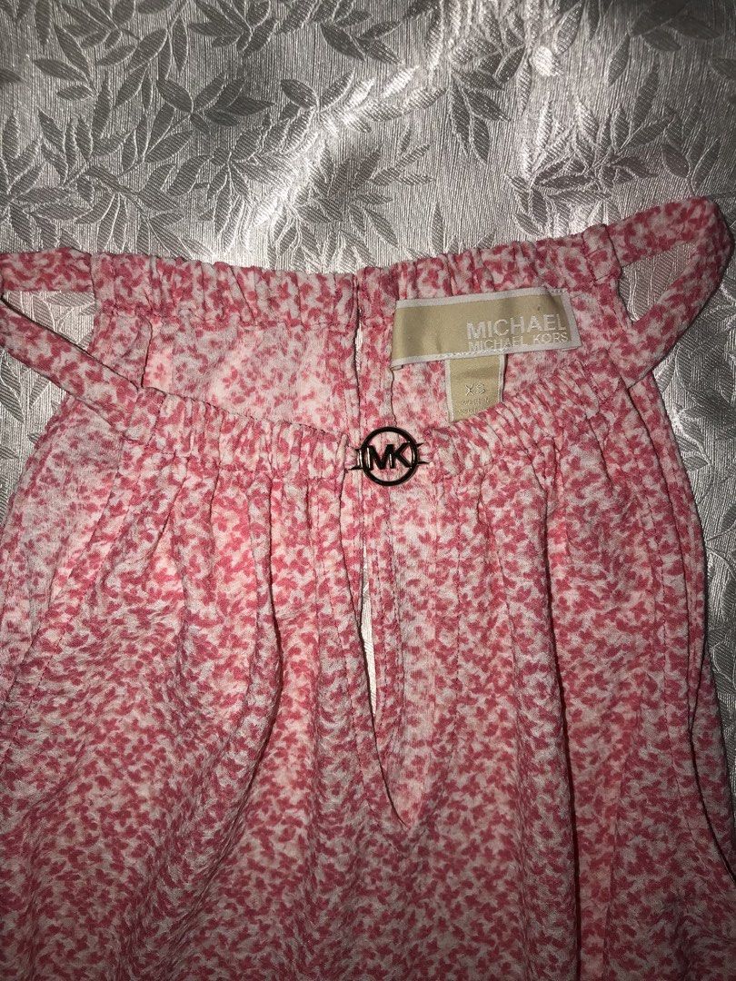 Michael Kors Camelia Rose Sleeveless top (Category: Sleeveless) located in Manila. Submitted by freecat.21c0ee (Listing ID 1468236443, Image 3). Description: Michael Kors Camelia Rose Sleeveless top. very good condition, Lovely top, size xs but fit to small.👌🏼😉💃🏼👒👠.
