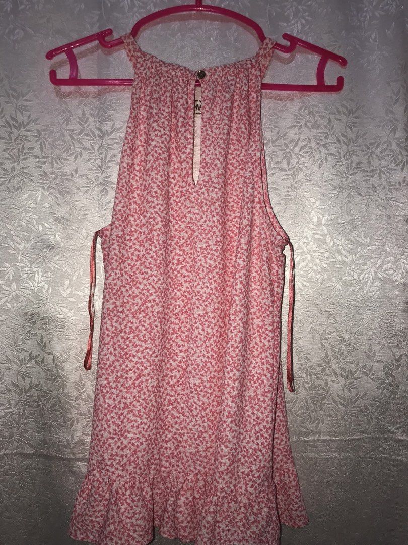 Michael Kors Camelia Rose Sleeveless top (Category: Sleeveless) located in Manila. Submitted by freecat.21c0ee (Listing ID 1468236443, Image 2). Description: Michael Kors Camelia Rose Sleeveless top. very good condition, Lovely top, size xs but fit to small.👌🏼😉💃🏼👒👠.