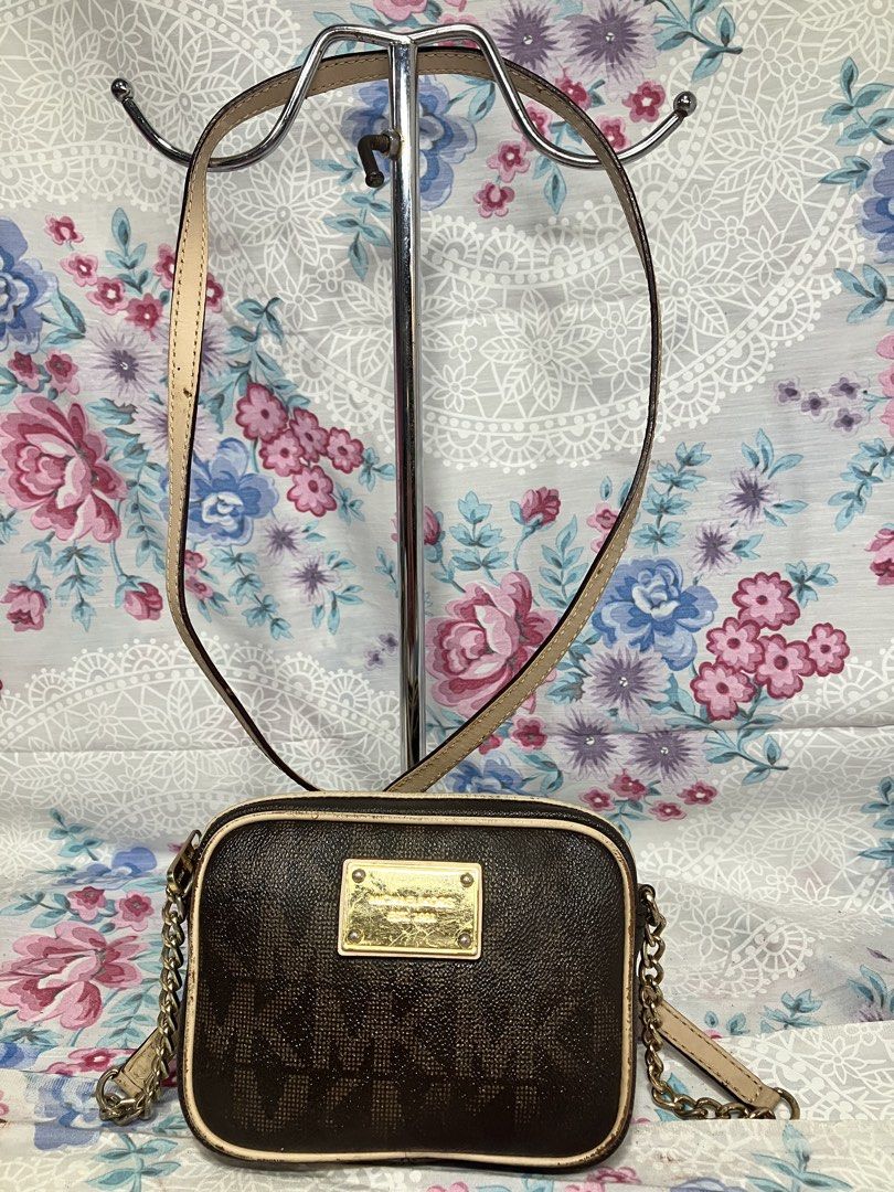 MICHAEL KORS JET SET CROSSBODY BAG (Category: Cross-body Bags) located in General Mariano Alvarez. Submitted by adonid (Listing ID 1468063735, Image 1). Description: MICHAEL KORS JET SET CROSSBODY BAG GOOD CONDITION NORMAL SIGN OF USAGE ONLY.