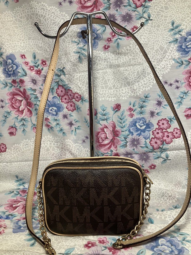 MICHAEL KORS JET SET CROSSBODY BAG (Category: Cross-body Bags) located in General Mariano Alvarez. Submitted by adonid (Listing ID 1468063735, Image 3). Description: MICHAEL KORS JET SET CROSSBODY BAG GOOD CONDITION NORMAL SIGN OF USAGE ONLY.