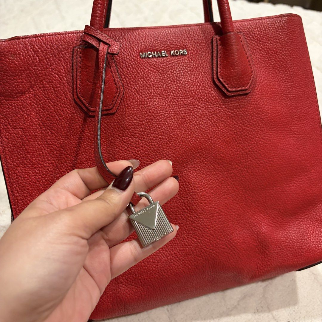 Michael Kors Mercer Large Tote Bag (Category: Shoulder Bags) located in Angeles City. Submitted by astravintage (Listing ID 1468214944, Image 3). Description: Michael Kors Mercer Large Tote Bag Flaws lang is sa edges minor signs of use, authentic mk, no sling nawala na.