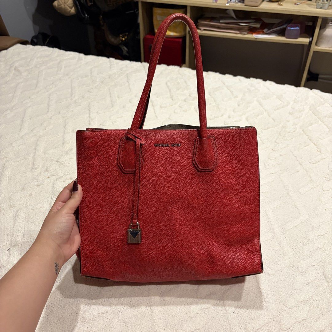Michael Kors Mercer Large Tote Bag (Category: Shoulder Bags) located in Angeles City. Submitted by astravintage (Listing ID 1468214944, Image 1). Description: Michael Kors Mercer Large Tote Bag Flaws lang is sa edges minor signs of use, authentic mk, no sling nawala na.