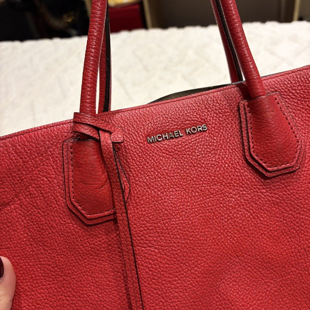 Michael Kors Mercer Large Tote Bag (Category: Shoulder Bags) located in Angeles City. Submitted by astravintage (Listing ID 1468214944, Image 2). Description: Michael Kors Mercer Large Tote Bag Flaws lang is sa edges minor signs of use, authentic mk, no sling nawala na.