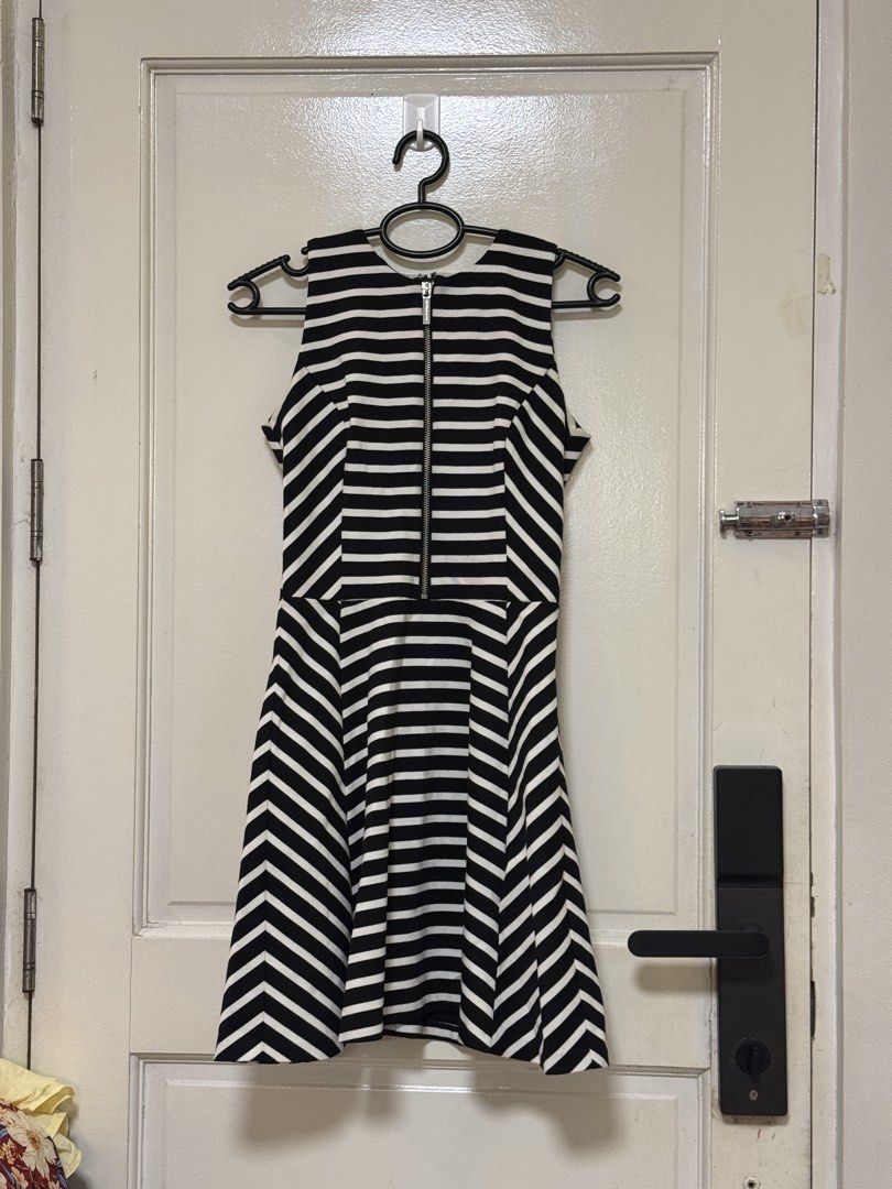 Michael Kors Petite Dress Size S (Category: Dresses) located in Marikina City. Submitted by punch.studioph (Listing ID 1468109413, Image 1). Description: Michael Kors O/P Dress Fits xs to s.