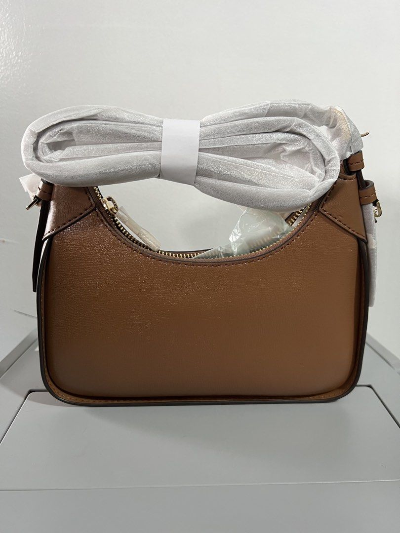 MICHAEL KORS WILMA CROSSBODY BAG (Category: Cross-body Bags) located in Baguio. Submitted by kyrawang22 (Listing ID 1468148371, Image 2). Description: .