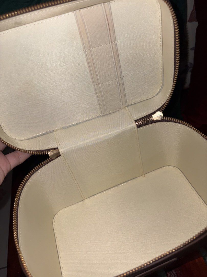 Mini Vanity Case Makeup Bag (Brown) (Category: Purses & Pouches) located in Rizal. Submitted by monikanik_ (Listing ID 1468180852, Image 3). Description: - spacious makeup vanity bag with removable divider - stain resistant - intact zipper - used once only for travelling as this is my extra makeup bag - bought via ig - will give freebie non used makeup! - dm for more details 🏷️ price still negotiable!.