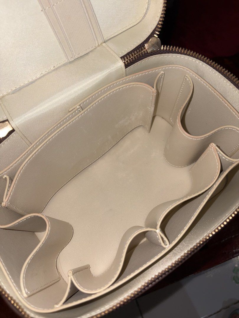 Mini Vanity Case Makeup Bag (Brown) (Category: Purses & Pouches) located in Rizal. Submitted by monikanik_ (Listing ID 1468180852, Image 2). Description: - spacious makeup vanity bag with removable divider - stain resistant - intact zipper - used once only for travelling as this is my extra makeup bag - bought via ig - will give freebie non used makeup! - dm for more details 🏷️ price still negotiable!.