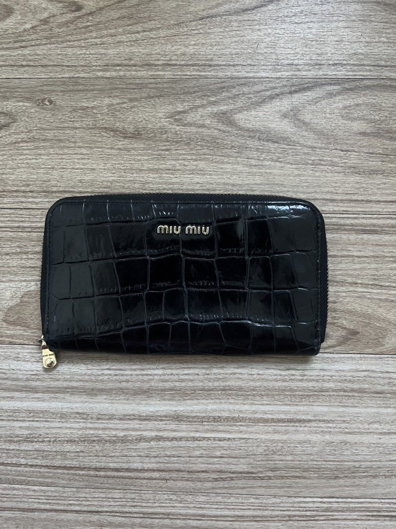 miu miu wallet (Category: Looking For) located in Cebu City. Submitted by fierce.vincent (Listing ID 1468248747, Image 1). Description: miu miu wallet excellent condition add sf.