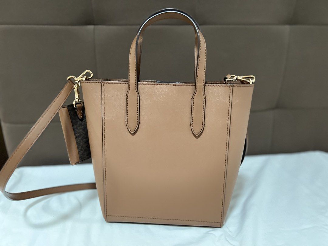 MK 2way tote bag (Category: Luxury Bags & Wallets) located in Cabanatuan. Submitted by hellorhea (Listing ID 1468216042, Image 2). Description: With removable strap for crossbody And removable wallet purse .
