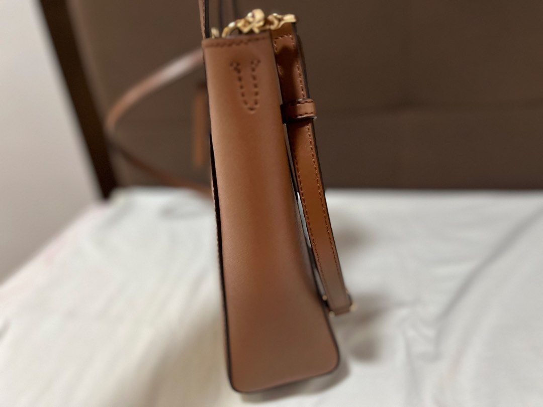 MK 2way tote bag (Category: Luxury Bags & Wallets) located in Cabanatuan. Submitted by hellorhea (Listing ID 1468216042, Image 3). Description: With removable strap for crossbody And removable wallet purse .