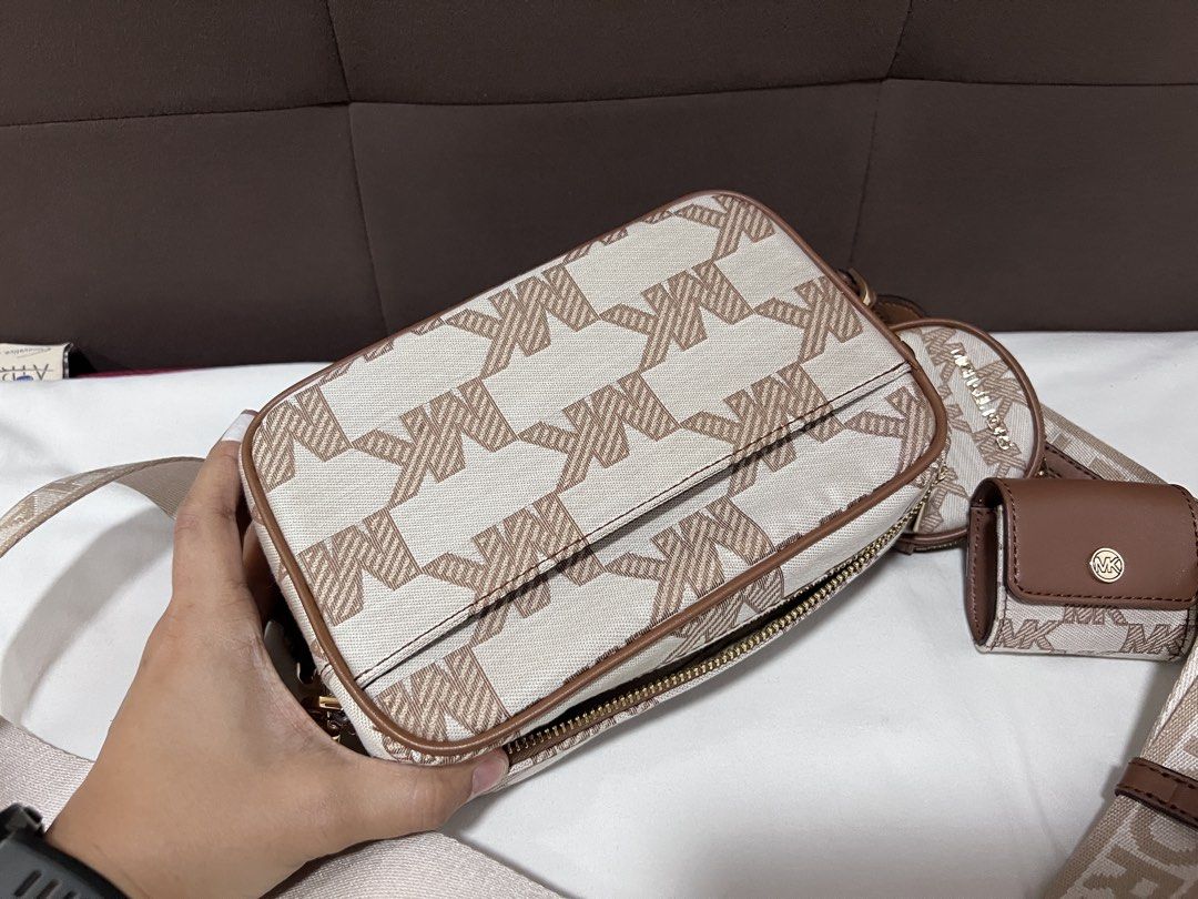 MK 3-in-1 pocket bag (Category: Luxury Bags & Wallets) located in Cabanatuan. Submitted by hellorhea (Listing ID 1468215684, Image 3). Description: With 2 pouches removable With care card .
