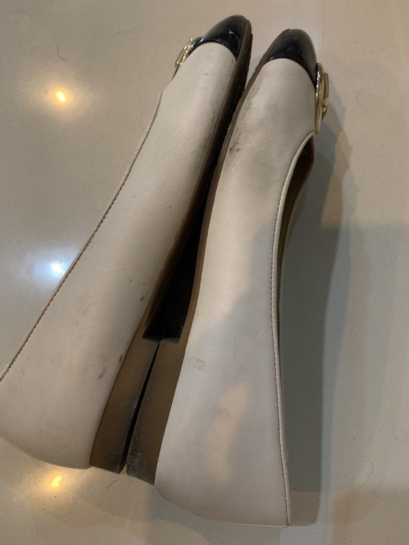 MK FLATS (Category: Flats & Sandals) located in Quezon City. Submitted by prelovedsaleitems (Listing ID 1468202080, Image 3). Description: MK FLATS FITS 6-7 See stain on photo .