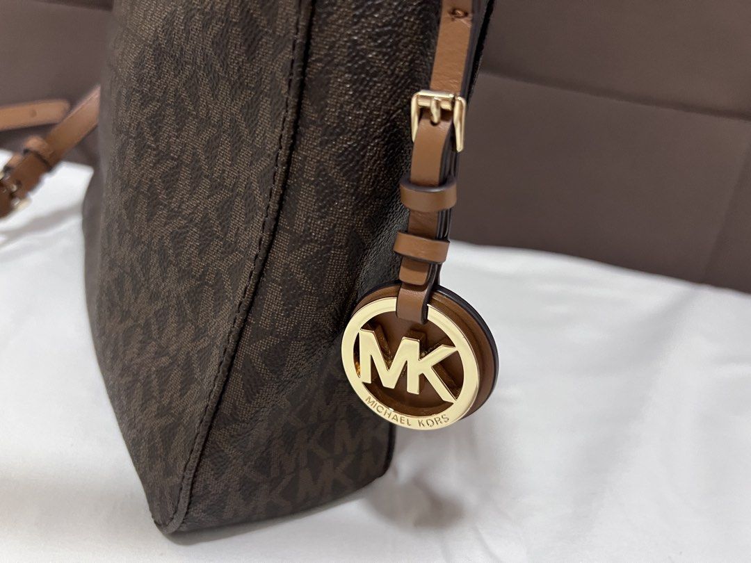 MK Messenger Bag (Category: Luxury Bags & Wallets) located in Cabanatuan. Submitted by hellorhea (Listing ID 1468213072, Image 3). Description: Good as brand new. .