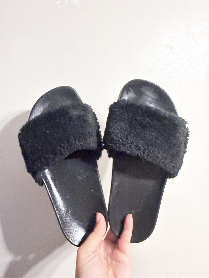 MK slides (Category: Slippers and slides) located in Manila. Submitted by rachelle1919 (Listing ID 1468140698, Image 1). Description: .
