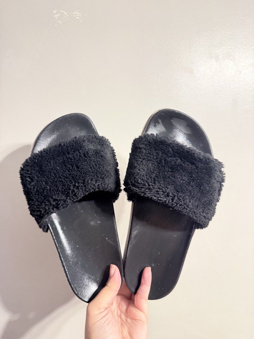 MK slides (Category: Slippers and slides) located in Manila. Submitted by rachelle1919 (Listing ID 1468140698, Image 2). Description: .