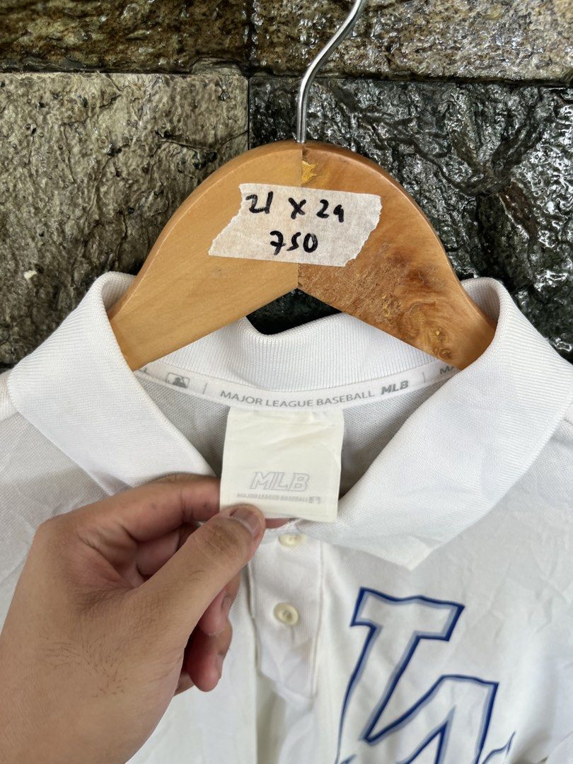 MLB LA Dodgers Big Logo White Poloshirt (Category: Tshirts & Polo Shirts ) located in Cagayan de Oro. Submitted by curatedheirloomph_ (Listing ID 1468225469, Image 2). Description: 𝘿𝙞𝙢𝙚𝙣𝙨𝙞𝙤𝙣𝙨: 21x29 𝘽𝙚𝙨𝙩 𝙁𝙞𝙩: Large 𝘾𝙤𝙣𝙙𝙞𝙩𝙞𝙤𝙣 & 𝘾𝙤𝙡𝙤𝙧 𝙍𝙖𝙩𝙚: Excellent (9.5/10) 𝙄𝙨𝙨𝙪𝙚: N/A 𝘼𝙪𝙩𝙝𝙚𝙣𝙩𝙞𝙘𝙞𝙩𝙮 𝘿𝙚𝙘𝙡𝙖𝙧𝙖𝙩𝙞𝙤𝙣: Authentic.