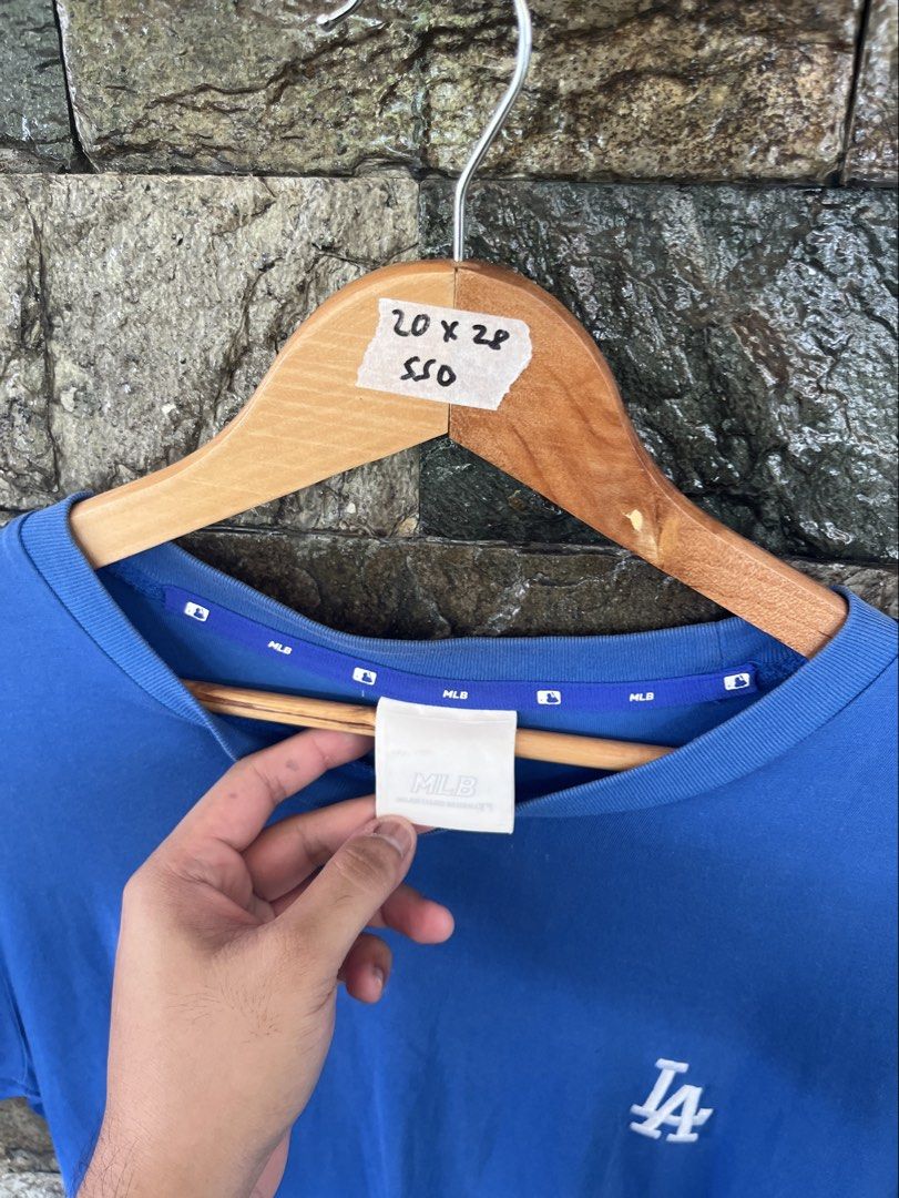 MLB LA Dodgers Royal Blue Shirt (Category: Tshirts & Polo Shirts ) located in Cagayan de Oro. Submitted by curatedheirloomph_ (Listing ID 1468100334, Image 3). Description: 𝘿𝙞𝙢𝙚𝙣𝙨𝙞𝙤𝙣𝙨: 20x28 𝘽𝙚𝙨𝙩 𝙁𝙞𝙩: Medium - Large 𝘾𝙤𝙣𝙙𝙞𝙩𝙞𝙤𝙣 & 𝘾𝙤𝙡𝙤𝙧 𝙍𝙖𝙩𝙚: Excellent (9.5/10) 𝙄𝙨𝙨𝙪𝙚: Signs of usage 𝘼𝙪𝙩𝙝𝙚𝙣𝙩𝙞𝙘𝙞𝙩𝙮 𝘿𝙚𝙘𝙡𝙖𝙧𝙖𝙩𝙞𝙤𝙣: Authentic.