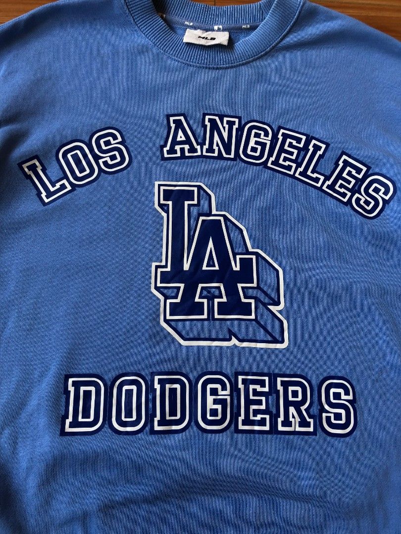 MLB LA DODGERS SWEATER (Category: Coats, Jackets and Outerwear) located in Baybay. Submitted by dathrifted (Listing ID 1468176860, Image 2). Description: MLB LA DODGERS SWEATER XS ON TAG FIT TO MEDIUM Width- 21.5 Lenght- 26 EXCELLENT CONDITION PM if Interested📩📩📩.