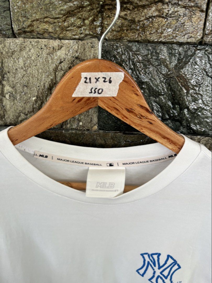 MLB Like New York White Shirt (Category: Tshirts & Polo Shirts ) located in Cagayan de Oro. Submitted by curatedheirloomph_ (Listing ID 1468224814, Image 3). Description: 𝘿𝙞𝙢𝙚𝙣𝙨𝙞𝙤𝙣𝙨: 21x26 𝘽𝙚𝙨𝙩 𝙁𝙞𝙩: Medium - Large 𝘾𝙤𝙣𝙙𝙞𝙩𝙞𝙤𝙣 & 𝘾𝙤𝙡𝙤𝙧 𝙍𝙖𝙩𝙚: Excellent (9.5/10) 𝙄𝙨𝙨𝙪𝙚: Needs wash 𝘼𝙪𝙩𝙝𝙚𝙣𝙩𝙞𝙘𝙞𝙩𝙮 𝘿𝙚𝙘𝙡𝙖𝙧𝙖𝙩𝙞𝙤𝙣: Authentic.