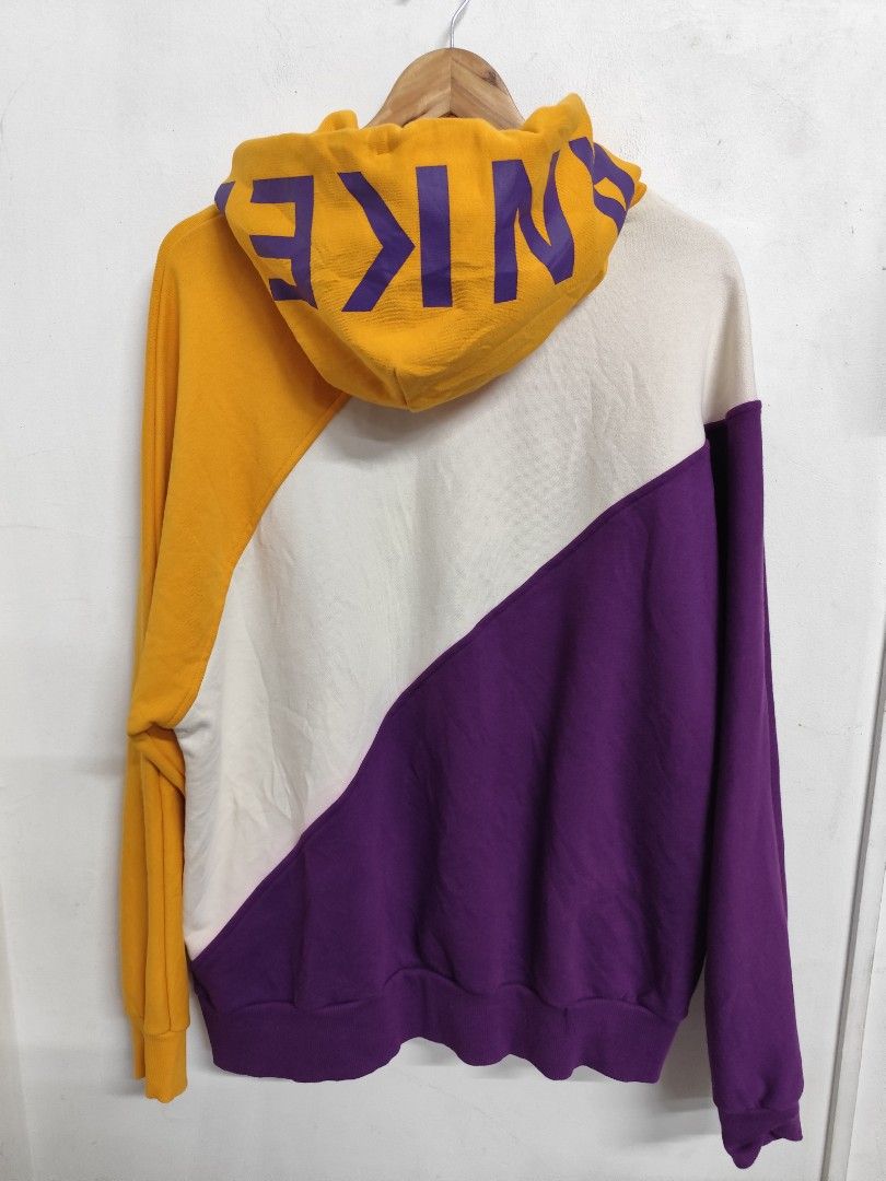 MLB NY YANKEES HOODIE JACKET (Category: Coats, Jackets and Outerwear) located in Compostela. Submitted by fashiondeamar (Listing ID 1468161048, Image 2). Description: MLB NY YANKEES HOODIE JACKET Medium on Tag Dimes W26 L29 With white marks , pls see last photo , di gaano visible.