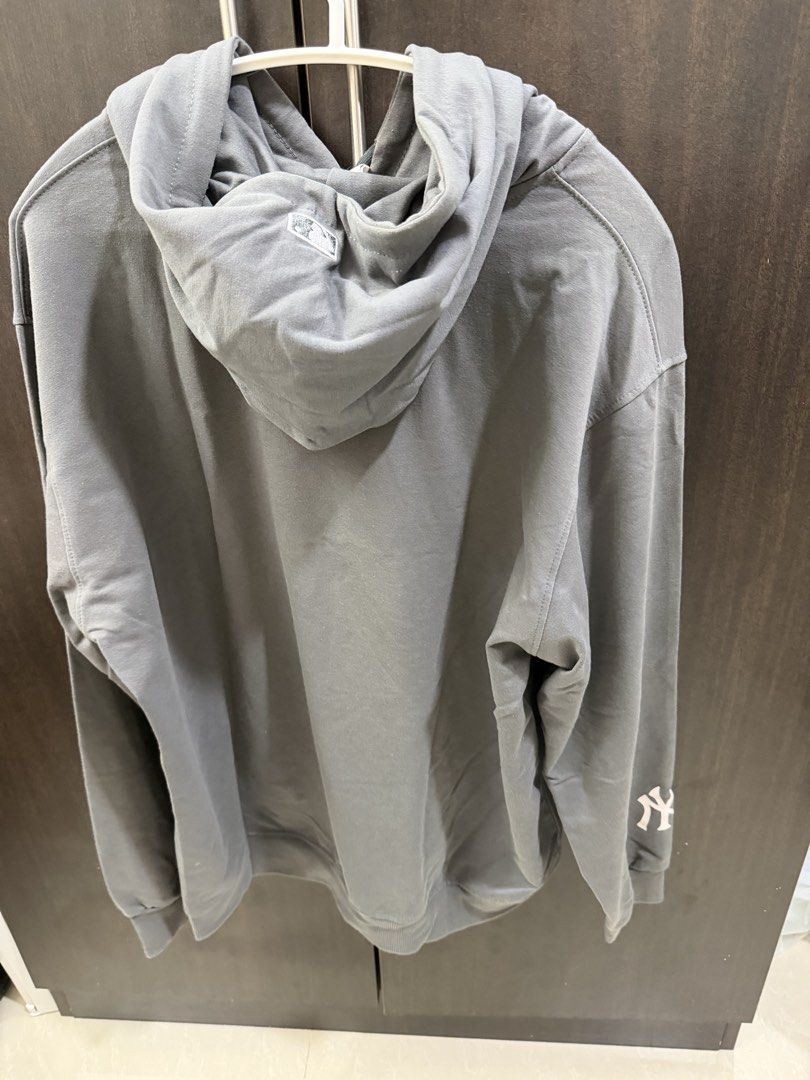 MLB NY Yankees Hoodie (Category: Coats, Jackets and Outerwear) located in Mandaluyong City. Submitted by mry.mry (Listing ID 1468186985, Image 3). Description: .