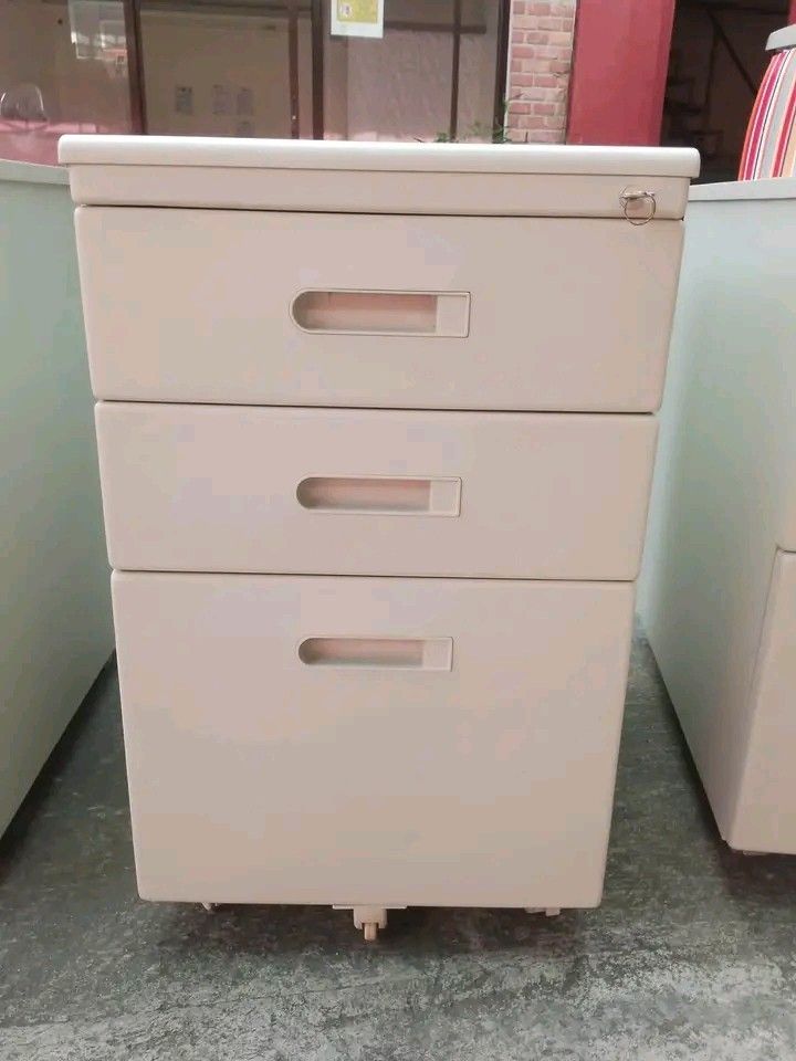 MOBILE PEDESTRAL DRAWER (Category: Office Furniture & Fixtures) located in Muntinlupa City. Submitted by amirah-05 (Listing ID 1468203645, Image 2). Description: slightly used mobile pedestral w/ key.
