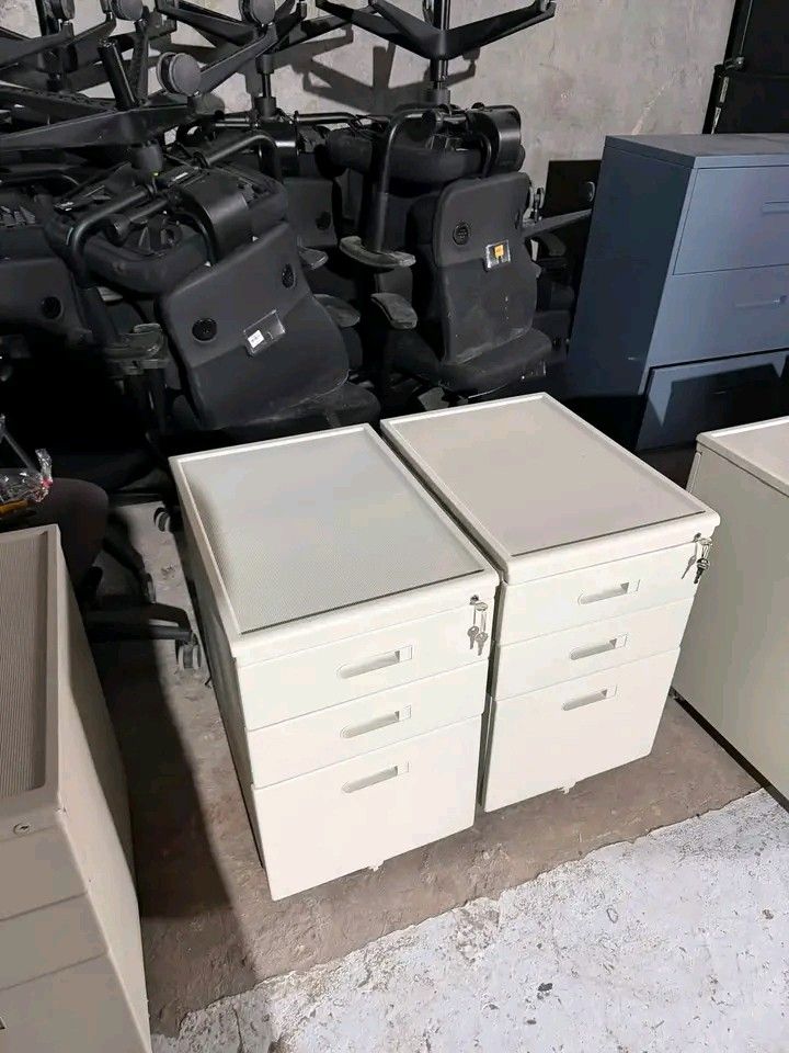 MOBILE PEDESTRAL DRAWER (Category: Office Furniture & Fixtures) located in Muntinlupa City. Submitted by amirah-05 (Listing ID 1468203645, Image 3). Description: slightly used mobile pedestral w/ key.