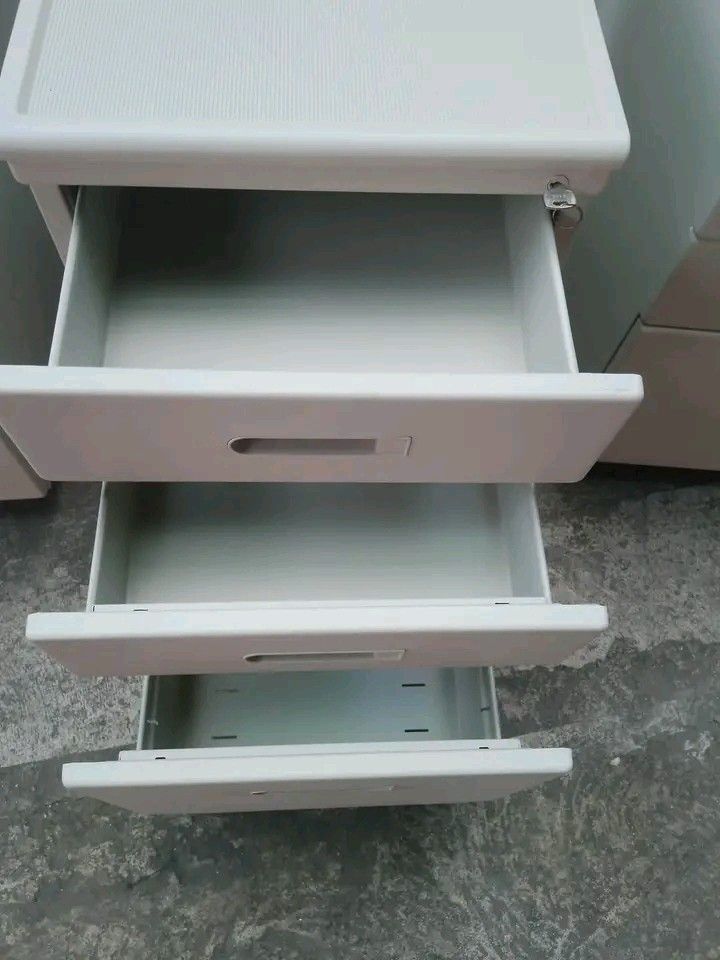 MOBILE PEDESTRAL DRAWER (Category: Office Furniture & Fixtures) located in Muntinlupa City. Submitted by amirah-05 (Listing ID 1468203645, Image 1). Description: slightly used mobile pedestral w/ key.