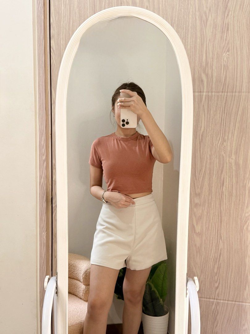 Mocha Basic Top (Category: Blouses) located in Quezon City. Submitted by kaye_oineza (Listing ID 1468236049, Image 2). Description: 🤎 Basic Top XS-Semi Medium .