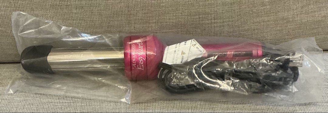 由 hsiangcih1215 (刊登 ID 1468143863，圖片 3) 提交，位於 新北市 (New Taipei) 的 mod's hair ✨ ADVANCED Easy Curl 32mm 無夾式電捲棒/手殘救星 (類別：美髮清潔與護理)，說明：📐 規格：管徑 32mm / 型號：MHI-3253-P /電壓：100-240V 全球電壓通用 / 附原廠外盒 ✓ 日本美髮造型大廠 mod‘s hair 熱銷「Easy Curl 手殘救星」專利無夾式電捲棒！ ✓ 告別手殘與壓痕！獨創雙向導熱縫隙設計，順時針／逆時針隨心旋轉，往下拉即成捲 ✓ 32mm 經典大捲度，輕鬆燙出空氣感浪漫大波浪、日系微捲、C字內彎與修飾瀏海 ✓ 100-240V 國際環球電壓，出國旅遊出差免帶變壓器超方便 ✓ 三段沙龍級溫控（120°C / 150°C / 180°C），可依不同髮質自由切換 ✓ 1 分鐘極速預熱＋GlossShine 亮澤平滑塗層，撫平毛躁、減少高溫對髮絲的熱損傷 ✓ 貼心 360