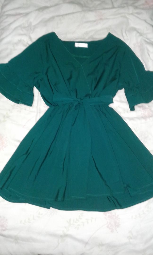 MOMENTS Dark Green Top (Category: Blouses) located in La Trinidad. Submitted by roseee.a84fe6 (Listing ID 1468210560, Image 1). Description: - Brand: Moments - Color: Deep dark green - Material: Smooth and comfortable fabric - Design: Simple, versatile, and easy to pair with any bottoms - Condition: Great basic piece for daily outfits - Details: Official Moments logo tagged inside the collar.