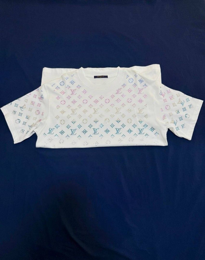 Monogram LV size L (Category: Luxury Apparel) located in Manila. Submitted by thriftxstore_26 (Listing ID 1468060552, Image 3). Description: .