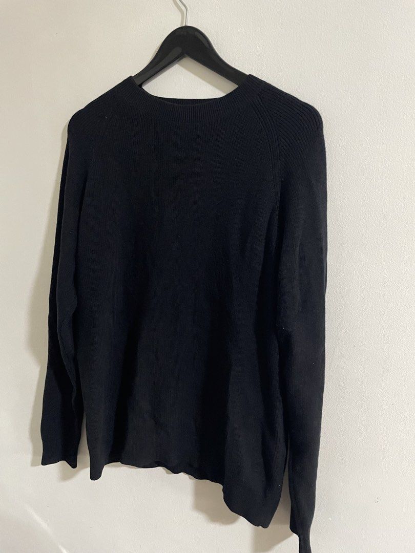 Muji Black Crew Neck Knit Sweater (Category: Longsleeves) located in Makati City. Submitted by pabilipoako_ (Listing ID 1468060584, Image 2). Description: Muji Black Pullover 21x24.