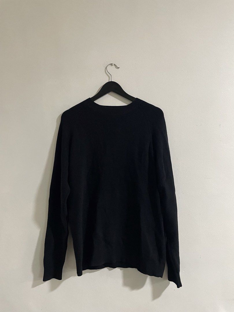 Muji Black Crew Neck Knit Sweater (Category: Longsleeves) located in Makati City. Submitted by pabilipoako_ (Listing ID 1468060584, Image 1). Description: Muji Black Pullover 21x24.