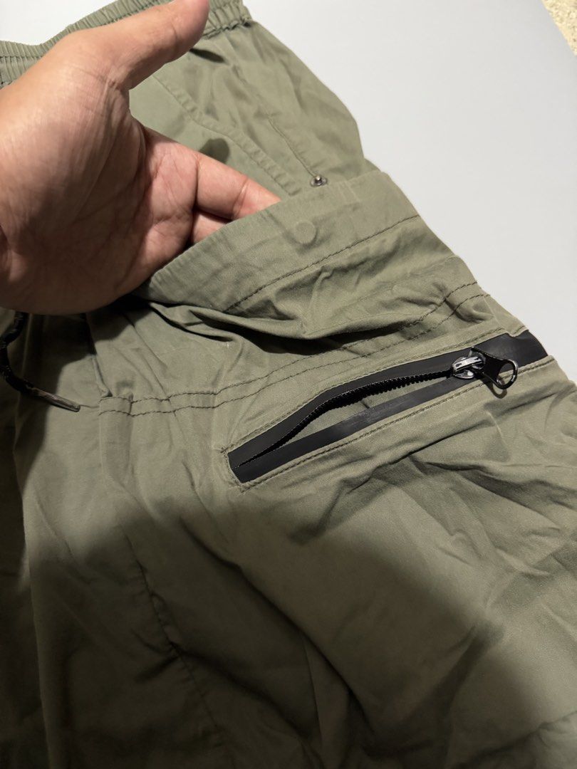 Multi pocket outdoor shorts (Category: Shorts) located in Quezon City. Submitted by ree3_dr0pp2k25 (Listing ID 1468219545, Image 3). Description: Waistline 30-34 Length 22 Thigh 14 No issue Brand new condition.