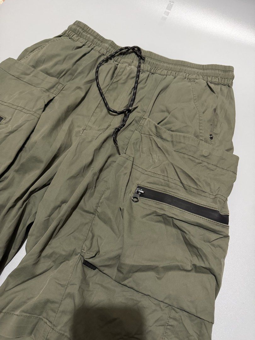 Multi pocket outdoor shorts (Category: Shorts) located in Quezon City. Submitted by ree3_dr0pp2k25 (Listing ID 1468219545, Image 2). Description: Waistline 30-34 Length 22 Thigh 14 No issue Brand new condition.