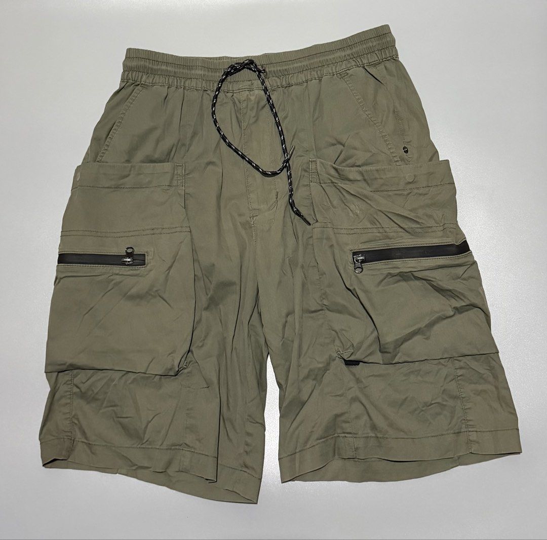 Multi pocket outdoor shorts (Category: Shorts) located in Quezon City. Submitted by ree3_dr0pp2k25 (Listing ID 1468219545, Image 1). Description: Waistline 30-34 Length 22 Thigh 14 No issue Brand new condition.